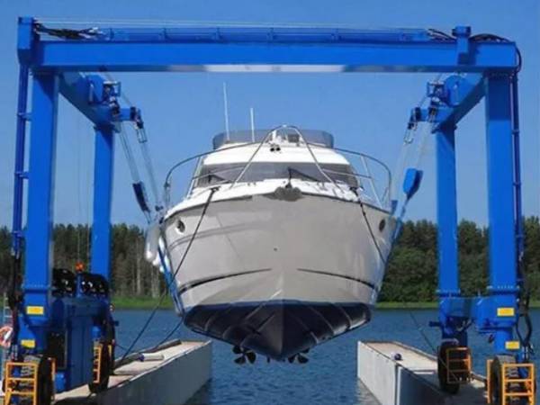 游艇吊的穩(wěn)定性和**性：如何確保游艇在吊裝過(guò)程中的穩(wěn)定和**？