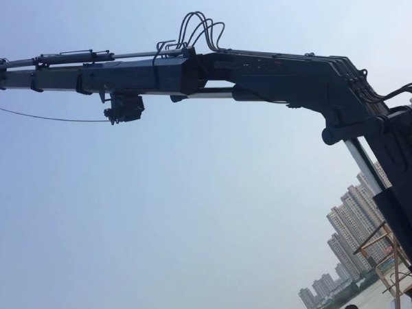 船用折臂吊如何適應(yīng)不同船體結(jié)構(gòu)？安裝有何要求？